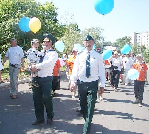 Александр Черныш (на переднем плане) на фестивале «Аист над Амуром»