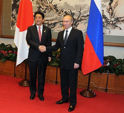 Владимир Путин с премьер-министром Японии Синдзо Абэ. Фото пресс-службы президента России