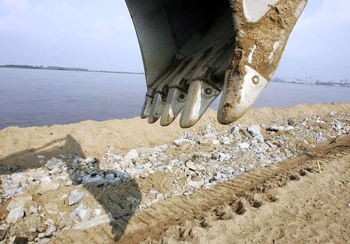 Строительство новых противопаводковых ГЭС «РусГидро» сможет развернуть на берегах Амура лишь с участием Китая. Фото: Коммерсантъ / Евгений Переверзев