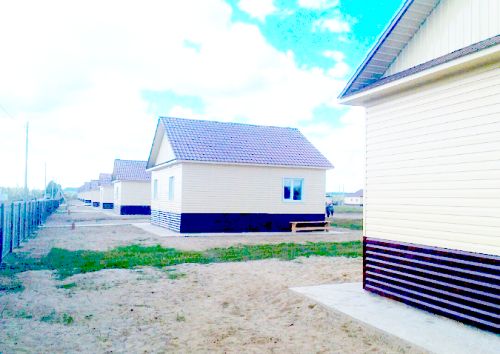 Такие дома для подтопленцев построены в селах Ивановка и Сосновый Бор.