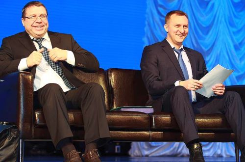 Правительство края (слева - первый зампред Николай Брусникин) опробует на Большом Уссурийском механизм, который Минвостокразвития (справа - советник министра Андрей Демидов) придумало для ТОР. Фото: Коммерсантъ / Евгений Переверзев.