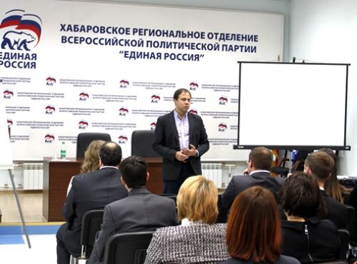 В Хабаровске выступает Максим Шмакотин