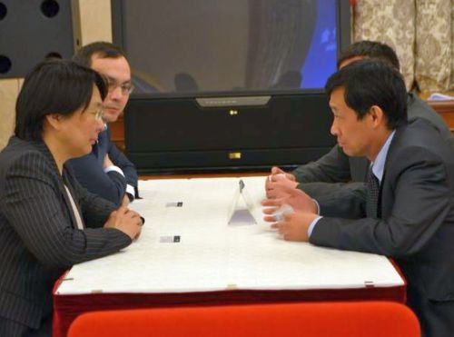 За столом переговоров.