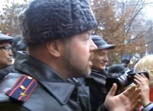 Кто ударил Антона Грачева - полковника без одной звездочки, на видео так и не видно? Люди скандировали полиции: «Позор! Позор!»