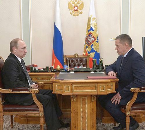 Президент России Владимир Путин с  заместителем председателя правительства - полномочным представителем президента в Дальневосточном федеральном округе Юрием Трутневым. Фото пресс-службы Президента России