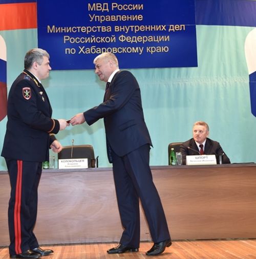 Михаил Черников (слева) и Владимир Колокольцев. В президиуме губернатор Хабаровского края Вячеслав Шпорт