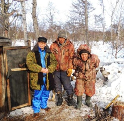 Представитель сахалинского народа уйльта Фудзивара Вито (слева) с братьями Оно. Февраль 2015 года