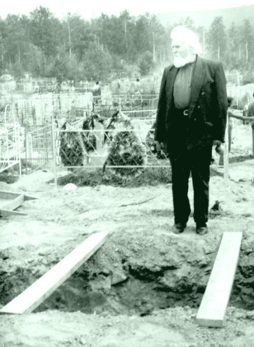 Председатель Союза художников города Юности Евгений Короленко долго о чем-то размышлял у свежевырытой могилы перед похоронами поэта Константина Выборова (1930-1993).