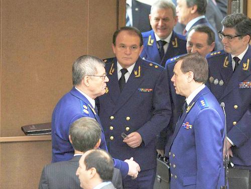 Генеральный прокурор России Юрий Чайка (слева) и его первый заместитель Александр Буксман (справа). Фото: Коммерсантъ / Дмитрий Духанин