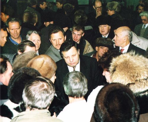 Виктор Ишаев (в центре), за спиной слева - Вячеслав Шпорт. Комсомольский авиазавод, 90-е г.