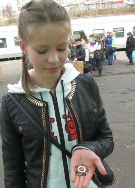 Сашенька Фатеева держит на ладошке орден Отечественной войны 1-й степени - именно она привезла его в редакцию