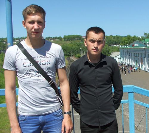 Отслужившие срочную службу Олег Петров и Геннадий Зилев (слева направо) не могут добраться до дома.