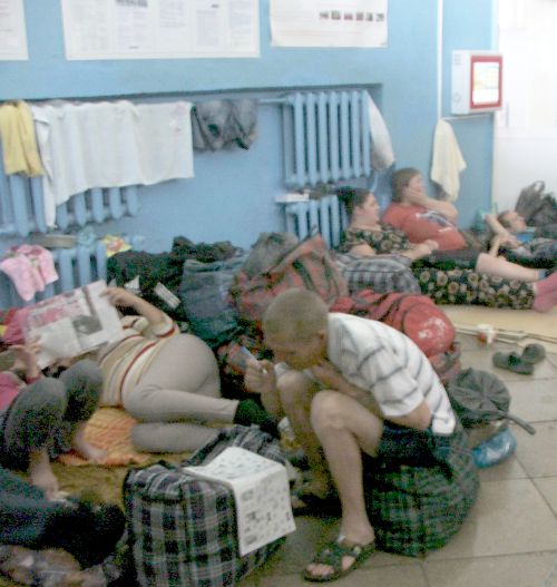 Все залы - ожидания и билетных касс - железнодорожного вокзала Ванино заполнены сидящими и лежащими пассажирами