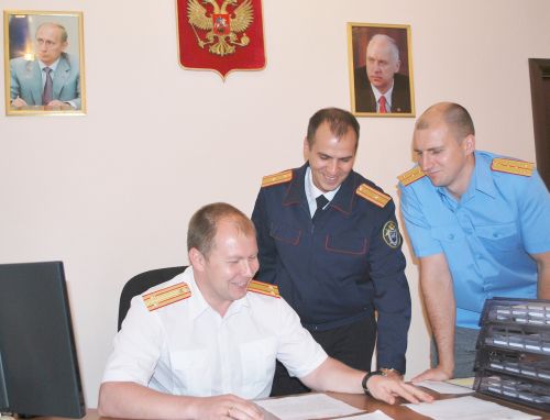 Подполковнику юстиции Дмитрию Ломакину есть, что рассказать коллегам о встрече с руководством СКР в Москве.