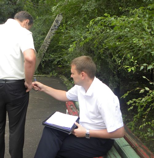 С проверкой дома №22 с аварийной крышей по ул. Стяжкина в Биробиджане прибыли муниципальный жилищный инспектор Павел Спиридонов (на первом плане) и «секретный работником мэрии» (так он представился), позволивший сфотографировать только заднюю часть своего тела - Игорь Копыл.