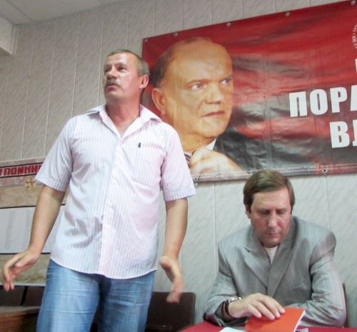 Выступает С. Борцов, справа - краевой депутат В. Воеводин