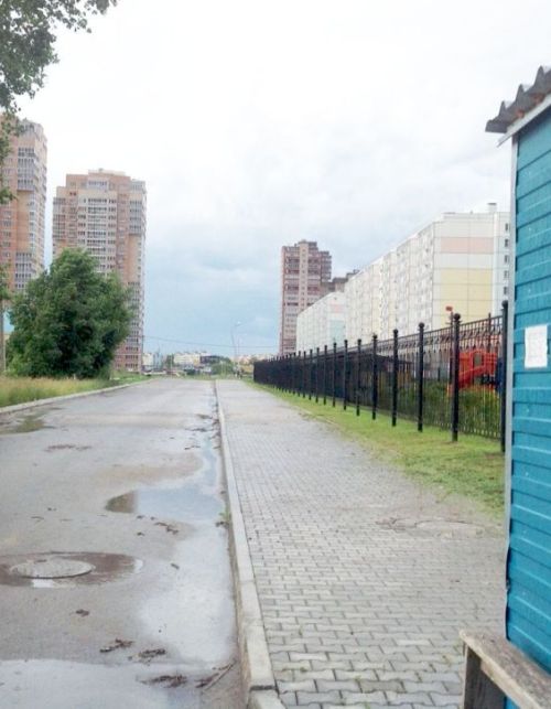 «Пустынный» вид с бульвара им. Москвитина в Хабаровске - в сторону ул. Флегонтова, рядом будка от краевого центра образования. Что здесь считать бульваром?