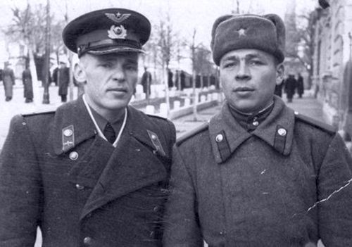 Мой отец Василий Иванович (слева) в послевоенной Риге, где его ныне посчитали бы «оккупантом»