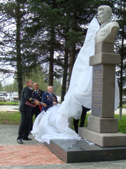 Открытие бюста Герою СССР Григорию Агееву, п. Чегдомын. Фото Жанны Даниловой.