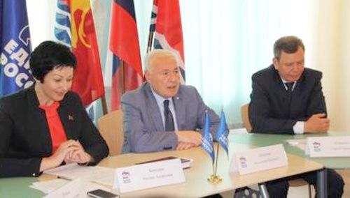 Владимир Печёный (в центре) подводит итоги выборов