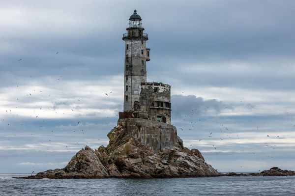 Маяк на мысе Анива. Построили его японцы в 1930-1939 годах. Строительство было сопряжено с огромными трудностями, поскольку мало того, что маяк находится на острове, так еще и никаких дорог в этой части Сахалина нет. Поэтому перевозить все грузы пришлось исключительно морем.