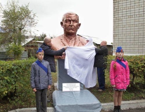 Открытие памятника В.И. Пеллеру у Дома культуры с. Валдгейм в ЕАО. Фото: Александр Музыка