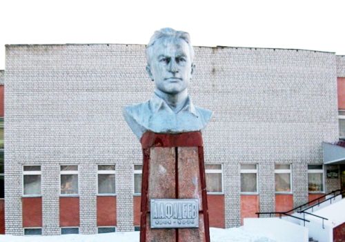 Бюст Александру Фадееву в Чугуевке