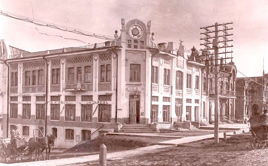 Охотников на это старинное здание в самом центре города всегда хватало во все времена. Фото из архива