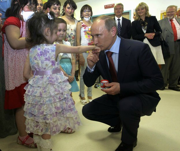 Президент России нередко публично демонстрирует свою искреннюю любовь к детям