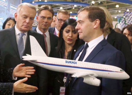 Премьер-министр России Дмитрий Медведев рассказывает о достоинствах Sukhoi Superjet своим финскому и французскому коллегам Юрки Катанену и Жан-Марку Эйро. 2013 год.