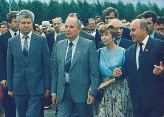 1-й секретарь горкома КПСС Комсомольска Евгений Хорошилов, 1-й секретарь ЦК КПСС Михаил Горбачев с супругой Раисой Гарбачевой и 1-й секретарь Хабаровского крайкома КПСС Алексей Чёрный (слева направо).