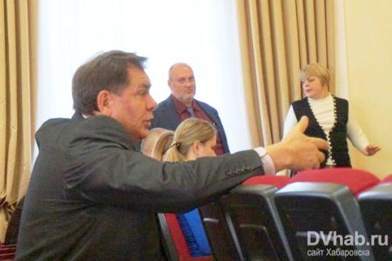 Валентин Омельченко (слева) Игорь Курносов (в центре) и Галина Лебединская (справа) «продавливают» проект генплана. dvhab.ru