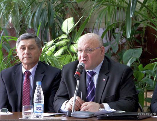 Глава Смидовичского района Александр Тлустенко и экс-губернатор ЕАО Александр Винников.