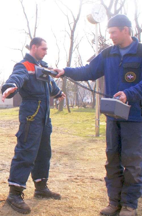 Спасателей ДВРЦ проверяют в Японии на дозиметре