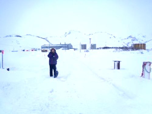 Северо-Курильск. На дальнем плане - дизельная электростанция.