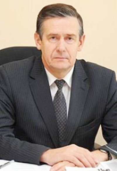 Юрий Хитров, начальник главного управления государственной службы губернатора и правительства Хабаровского края со времен Ишаева отвечает и за профилактику нарушений антикоррупционного законодательства. Во времена Шпорта ему смогли лишь указать «на недопустимость нарушения должностных обязанностей в дальнейшем».