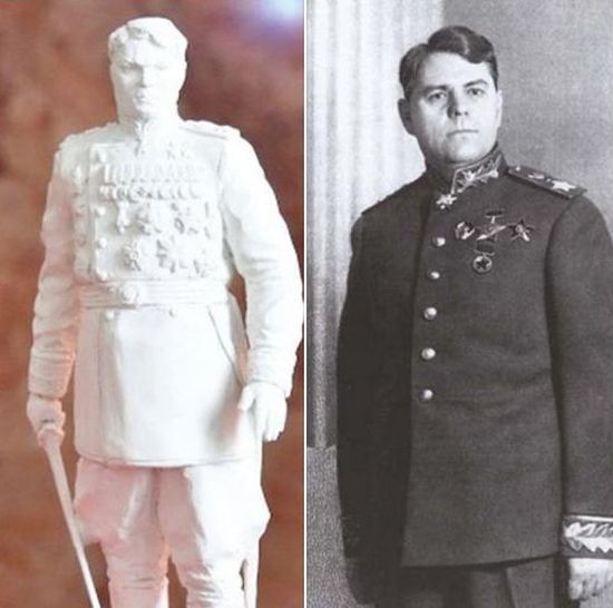 Макет памятника и сам Маршал Василевский