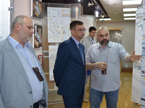 Андрей Климов в окружении архитекторов