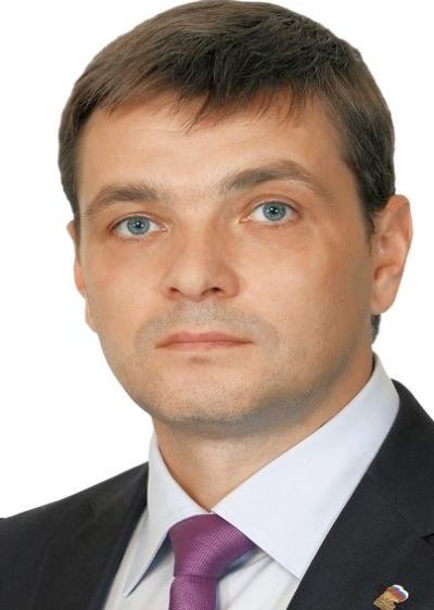 Ведь насколько бы наивен не был глава Уссурийска Евгений Корж (на фото), но обязан был заметить, как лихорадит крупнейшее в УГО муниципальное предприятие БОСС, в ведении которого не только дороги, скверы и клумбы, но и многие объекты городского хозяйства, от полигона твердых бытовых отходов до кладбища включительно