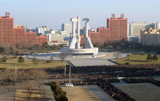 Совместный торжественный митинг военнослужащих и жителей города Пхеньяна по случаю полного успеха в испытании водородной бомбы Кореи - страны Чучхе. Площадь с монументом в честь основания ТПК.