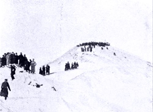 Жители Владивостока наблюдают за обстрелом города с вершины сопки Орлиное Гнездо