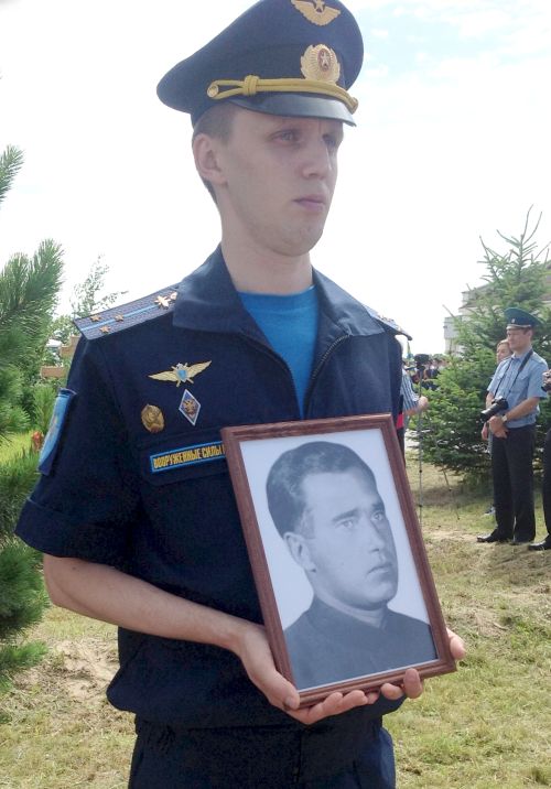 Последние почести командиру самолета «Савоя С.55П», летчику-пограничнику - участнику спасения челюскинцев Александру Светогорову