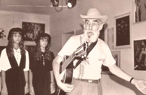 Дед Матвей Журавлев исполняет джазовую композицию «Я встретил вас..» с сестрами Катей и Ксюшей Толщиными.