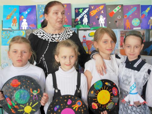 Этим пятиклассницам с Радиоцентра пришлось учиться вдали от родного поселка, но, возможно, уже через год местные дети вновь будут получать знания рядом с домом.