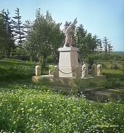 Памятник Киндзиро в школьном парке. Эсутору, 1937. Фото Мартина Швинда. Фотоархив SLUB, Дрезден/ Цвет.ред.