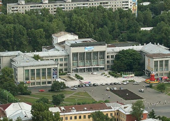 Заветренные десятилетиями стены Дворца - «лакомое место» для размещения рекламных баннеров.