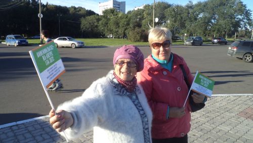 Акция прошла в положительных тонах. За час было роздано 300 флажков. Фото автора