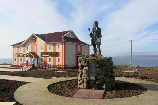 Памятник мореплавателю был изготовлен в Москве по макету скульптора Вьюева, при содействии местных предпринимателей. Фото http://kamchat.info