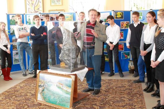 Макет богуславского метеорита, упавшего на границе в Богуславке век назад, вместе со своим автором. Фото Дины Бушуевой