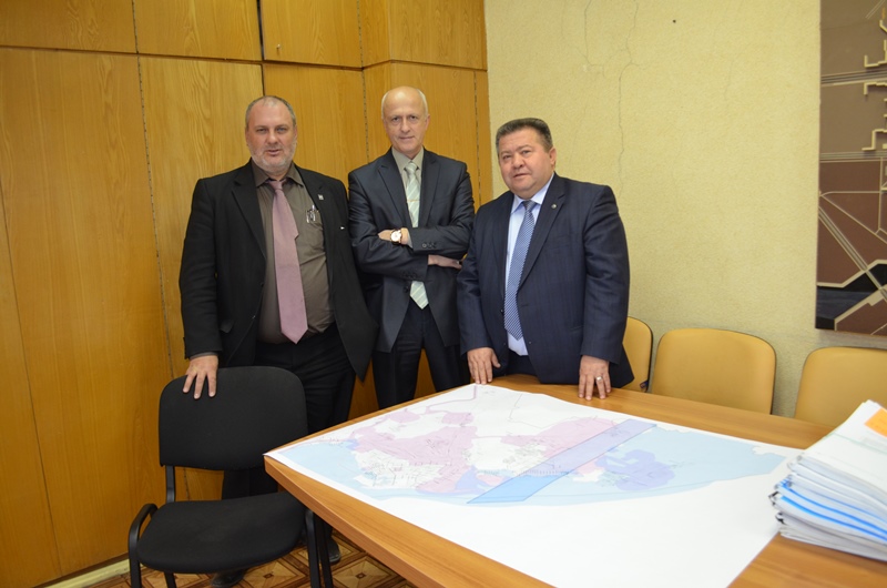 Игорь Шустов в центре